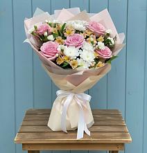 Букет цветов из:  Гвоздики, Орхидеи и Розы в Дубовской
