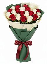 Букет Микс из красных и белых роз в Дубовской