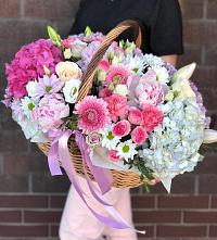 Цветочная композиция из Розы, Хризантемы, Пионы и Лизиантусы в корзине в Дубовской