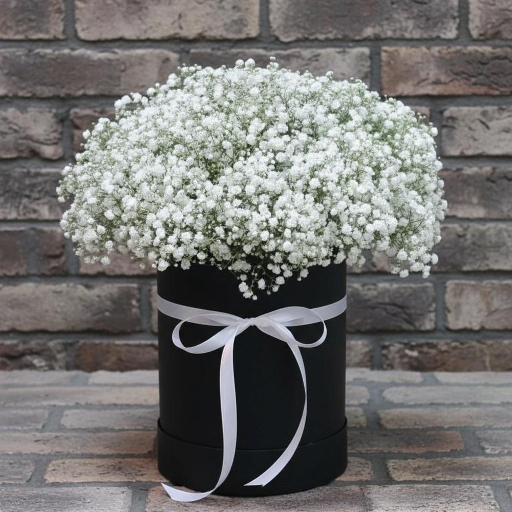 Цветочная композиция из Гипсофила в шляпной коробке в Дубовской