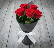 Букет 5 Красных роз Эдлесс Лав в Дубовской