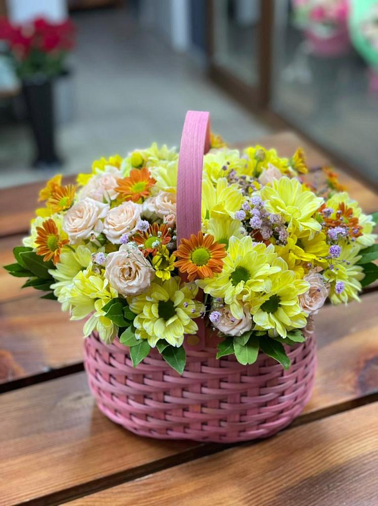 Цветочная композиция из Хризантемы и Розы в корзине в Дубовской