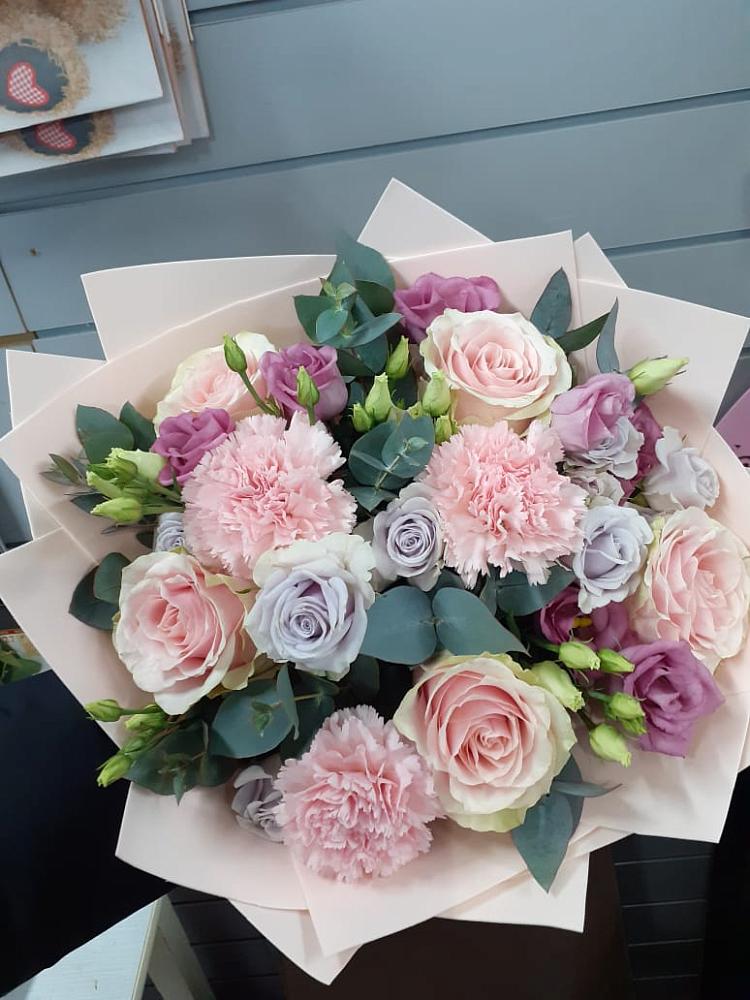 Букет цветов из: Розы, Гвоздики и Лизиантусы в Дубовской