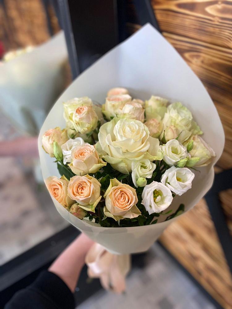 Букет цветов из: Розы и Лизиантусы в Дубовской